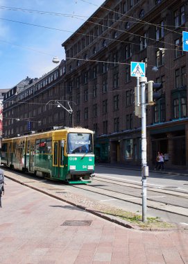 Helsinki, Finlandiya - 17 Temmuz 2015: Helsinki sokaklarında Tramvayda hareketi