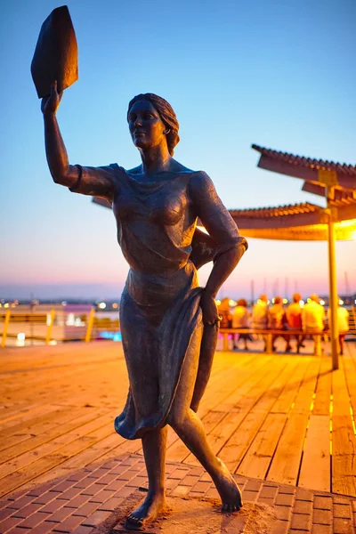 Torrevieja, İspanya - 28 Temmuz 2015: Anıt fishermans karısı.