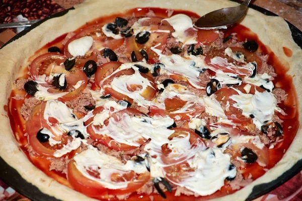 Cocinar deliciosa pizza con tomates, aceitunas, mayonesa y carne . Imágenes De Stock Sin Royalties Gratis