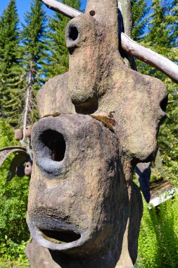 Parikkala, Finlandiya - 21 Ağustos 2015: ITE-sanatçı Veijo Ronkkonen onun Heykel Parkı Parikkalan patsaspuisto tarafından heykeller. Parkta yaklaşık 560 beton heykel ve muhteşem bir bahçe içerir.