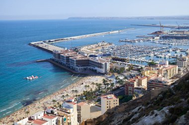 Alicante eski şehir ve liman Kalesi: Santa Barbara, İspanya yaz