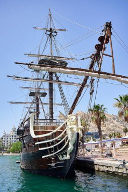 Alicante, İspanya - 30 Haziran 2016: Yay Santisima Trinidad geminin. Gemi Santisima Trinidad tam bir kopyası var. Costa Blanca. İspanya.