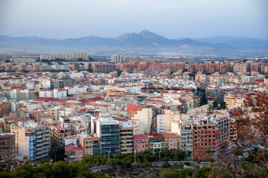 Eski şehir ve Mount Benacantil Santa Barbara Kalesi: güzel görünümünü. Güneşin tadını çıkarıyor. Alicante, İspanya.