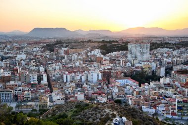 Eski şehir ve Mount Benacantil Santa Barbara Kalesi: güzel görünümünü. Güneşin tadını çıkarıyor. Alicante, İspanya.