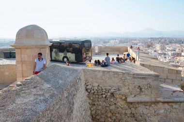 Alicante, İspanya - 10 Temmuz 2015: uyanık. Turist otobüs varış. Castle, Santa Barbara, Alicante, İspanya.