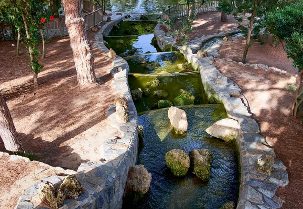 Hermosa cascada pequeña con cascadas en el Parque Reina Sofía, Guardamar del Segura. Valencia, España . — Foto de Stock