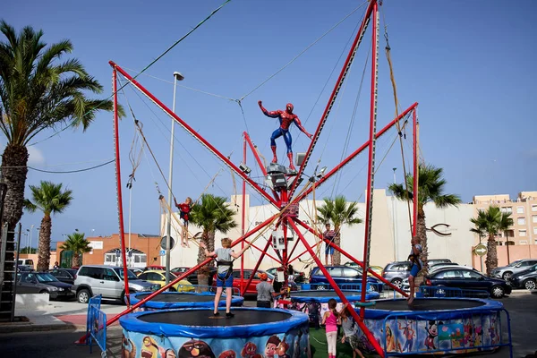Guardamar del Segura, İspanya - 26 Haziran 2016: eğlence parkı çocuklarda atlamak yüksek trambolinde.