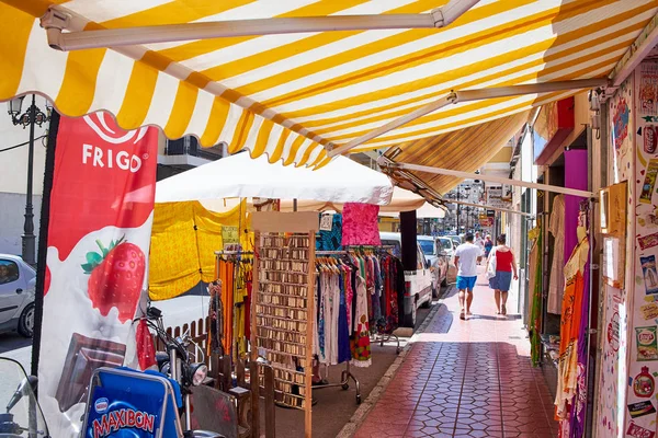 Guardamar del Segura, Spanje - 26 juni 2016: straat in Valencia. Uitzicht op de stad. — Stockfoto