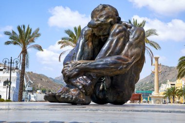 Cartagena, İspanya - 13 Temmuz 2016: Anıt El Zulo, heykeltıraş Victor Ochoa tarafından yaratılmıştır. 2004'te Madrid'de terör mağduru adanmış.