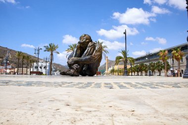 Cartagena, İspanya - 13 Temmuz 2016: Anıt El Zulo, heykeltıraş Victor Ochoa tarafından yaratılmıştır. 2004'te Madrid'de terör mağduru adanmış.