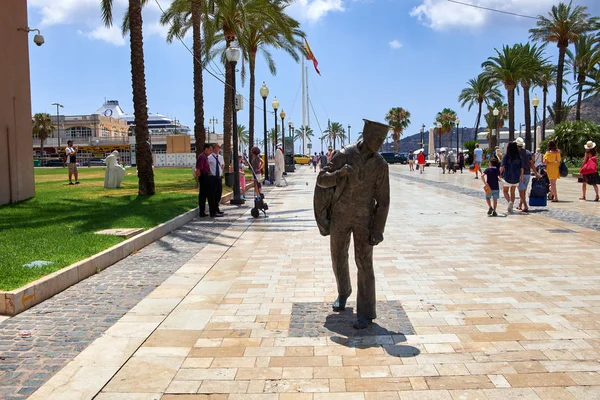 Cartagena, İspanya - 13 Temmuz 2016: Heykel denizci-çaylak bir güneşli yaz gününde Belediye Meydanı.