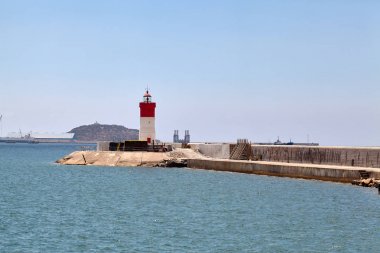 Kırmızı ve Beyaz Kale Noel ve liman fenerinde. Cartagena, İspanya.