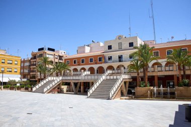 Guardamar del Segura şehrin manzarası. Yerleşim yeri. Belediye Binası. Belediye başkanları office.