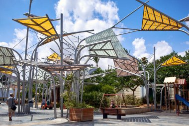 Metal orman sıcak güneşli bir günde gölge oluşturmak için. Plaza Del Rey, Cartagena, İspanya.