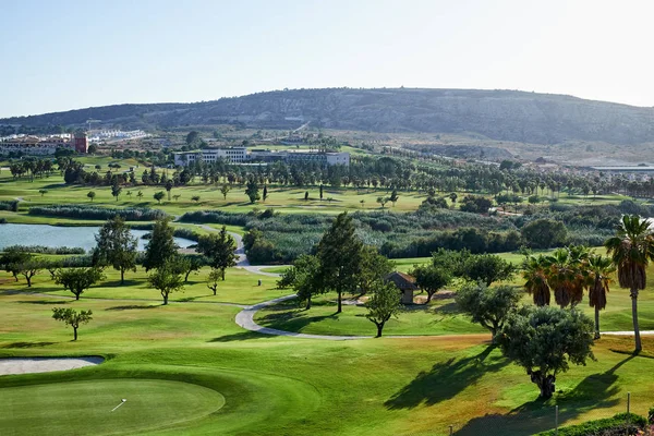 Muhteşem yeşil ve gölet ile golf sahası. Algorfa, İspanya.