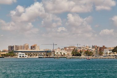 Dolgu ve Cartagena tarihi merkezi Akdeniz üzerinden görünümünü. Murcia, İspanya.