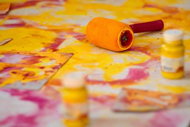 Sanatsal enstrümanların, boyaların, boya silindirlerinin ve kağıdın bir çekim. Yaratıcılık ve fantezi geliştirme kavramı.