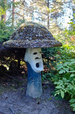 Parikkala, Finlandiya - 21 Ağustos 2015: ITE-sanatçı Veijo Ronkkonen onun Heykel Parkı Parikkalan patsaspuisto tarafından heykeller. Parkta yaklaşık 560 beton heykel ve muhteşem bir bahçe içerir.