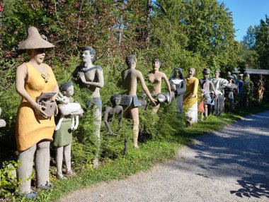 Parikkala, Finlandiya - 21 Ağustos 2015: ITE-sanatçı Veijo Ronkkonen onun Heykel Parkı Parikkalan patsaspuisto tarafından heykeller. Parkta yaklaşık 560 beton heykel ve muhteşem bir bahçe içerir.