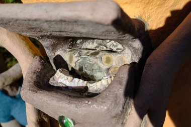 Parikkala, Finlandiya - 21 Ağustos 2015: ITE-sanatçı Veijo Ronkkonen onun Heykel Parkı Parikkalan patsaspuisto tarafından heykeller. Parkta yaklaşık 560 beton heykel ve muhteşem bir bahçe içerir.