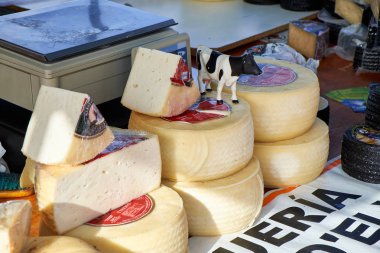 El Raso, Alicante, İspanya - 2 Temmuz 2016: Farklı peynir paketleri ve toplu Pazar sayaçta, Mercadillo de Campo de Guardamar.