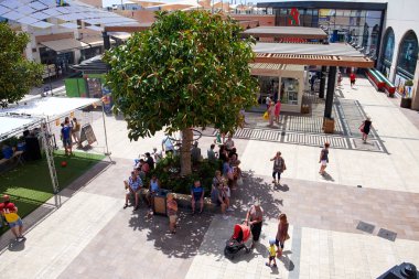 Orihuela, İspanya - 27 Haziran 2016: La Zenia Bulvarı alışveriş merkezi. La Zenia Bulvarı Alicante eyaletinin en büyük alışveriş merkezi olan.