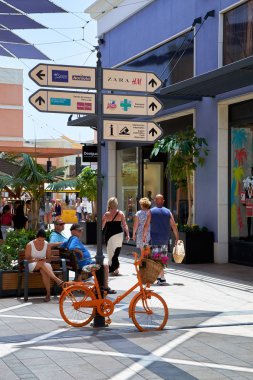 Orihuela, İspanya - 27 Haziran 2016: La Zenia Bulvarı alışveriş merkezi. La Zenia Bulvarı Alicante eyaletinin en büyük alışveriş merkezi olan.