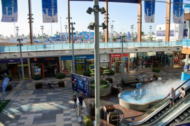 Orihuela, İspanya - 27 Haziran 2016: La Zenia Bulvarı alışveriş merkezi. La Zenia Bulvarı Alicante eyaletinin en büyük alışveriş merkezi olan.