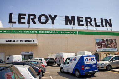 Orihuela, İspanya - 27 Haziran 2016: La Zenia Bulvarı alışveriş merkezi. La Zenia Bulvarı Alicante eyaletinin en büyük alışveriş merkezidir. Leroy Merlin.