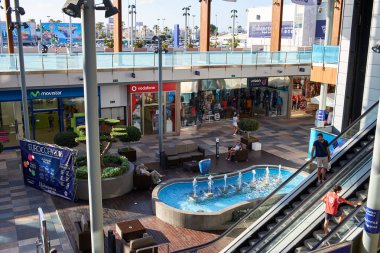 Orihuela, İspanya - 27 Haziran 2016: La Zenia Bulvarı alışveriş merkezi. La Zenia Bulvarı Alicante eyaletinin en büyük alışveriş merkezi olan.