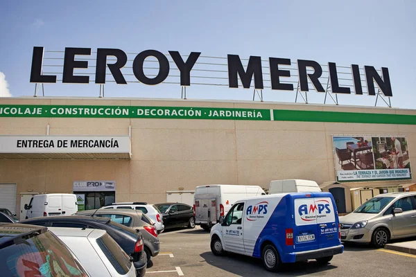 Orihuela, İspanya - 27 Haziran 2016: La Zenia Bulvarı alışveriş merkezi. La Zenia Bulvarı Alicante eyaletinin en büyük alışveriş merkezidir. Leroy Merlin.