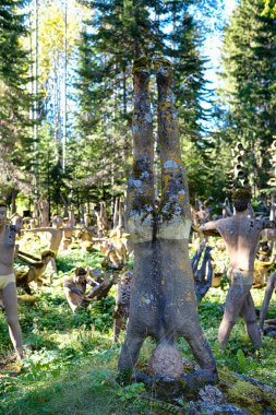 Parikkala, Finlandiya - 21 Ağustos 2015: ITE-sanatçı Veijo Ronkkonen onun Heykel Parkı Parikkalan patsaspuisto tarafından heykeller. Parkta yaklaşık 560 beton heykel ve muhteşem bir bahçe içerir.