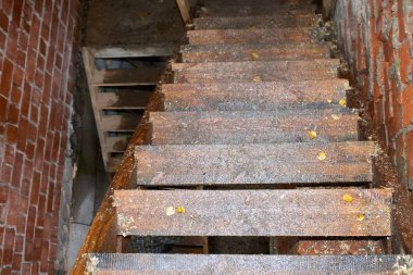 Bir tuğla bina inşaat altında ıslak ahşap merdiven.