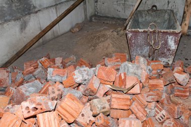 St Petersburg'da bir eski bina tarafından alınan eski bir tuğla duvar tarafından tuğla yığını. Bina yalak beton için.