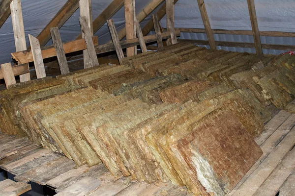 Cheminée de laine minérale sur chantier - isolation thermique d'une maison . — Photo