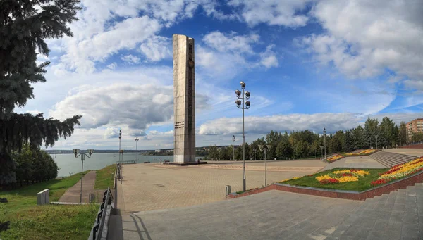 Izhevsk, Rusia - 27 de agosto de 2012, Vista panorámica de la plaza y el monumento a la Amistad de los Pueblos, vista del estanque . — Foto de Stock