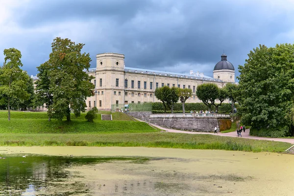 Sonbahar gölette Karpin yanındaki Palace Park tarafına Gatchina saraydan görünümünü. St.Petersburg