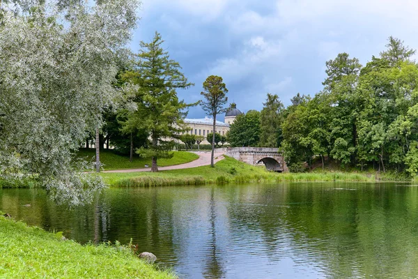 Sonbahar gölette Karpin yanındaki Palace Park tarafına Gatchina saraydan görünümünü. St.Petersburg