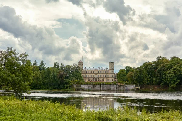 Sonbahar gölette Karpin yanındaki Palace Park tarafına Gatchina saraydan görünümünü. St.Petersburg