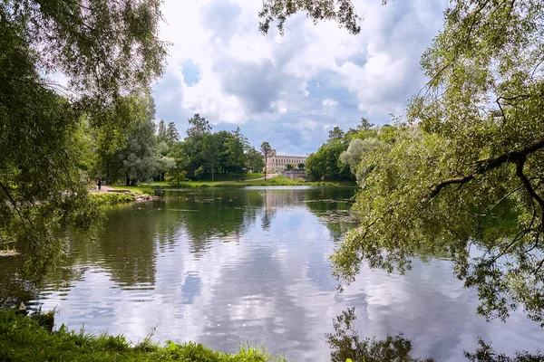 Sonbahar gölette Karpin yanındaki Palace Park tarafına Gatchina saraydan görünümünü. St.Petersburg