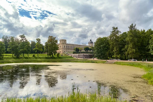 Sonbahar gölette Karpin yanındaki Palace Park tarafına Gatchina saraydan görünümünü. St.Petersburg