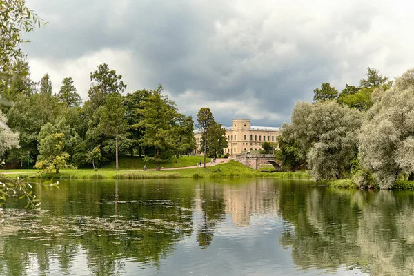 Sonbahar gölette Karpin yanındaki Palace Park tarafına Gatchina saraydan görünümünü. St.Petersburg