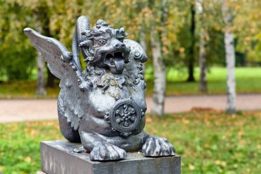 Alexander parktaki köprüde kanatlı dragon metal figürü. Tsarskoye Selo, Puşkin, St. Petersburg, Rusya Federasyonu.