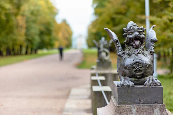 Figura metálica de dragón alado en el puente en el parque Alexander. Tsarskoye Selo, Pushkin, San Petersburgo, Rusia . — Foto de Stock