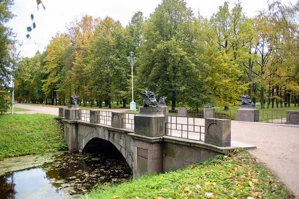 Saint Petersburg, Tsarskoye Selo, Pushkin, Russia. The Dragon Bridge in the Alexander park. — Stock Photo, Image