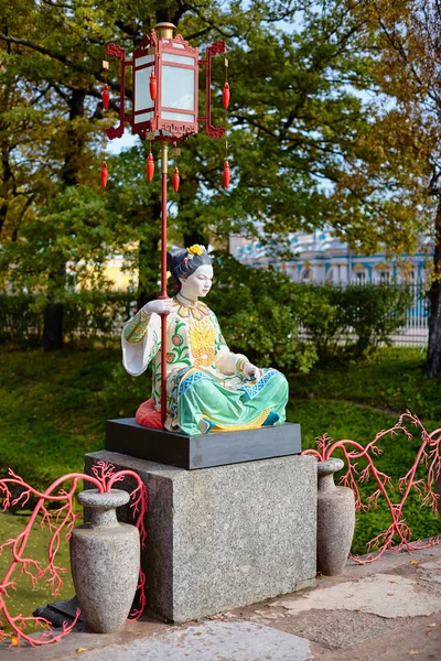 Statue on Chinese Grand Bridge 1785, it is reconstructed in 1860 in Alexander Park, Tsarskoye Selo, Pushkin, Saint Petersburg, Russia. — Stock Photo, Image