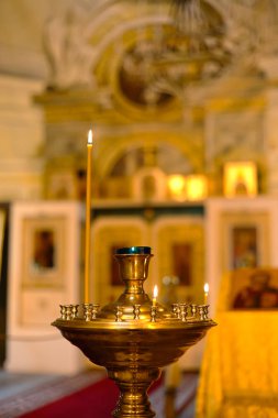 Ortodoks Kilisesi. Hıristiyanlık. Mumları yanık kilise.
