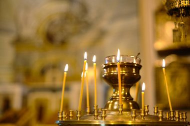 Ortodoks Kilisesi. Hıristiyanlık. Mumları yanık kilise.