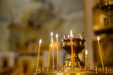 Ortodoks Kilisesi. Hıristiyanlık. Mumları yanık kilise.