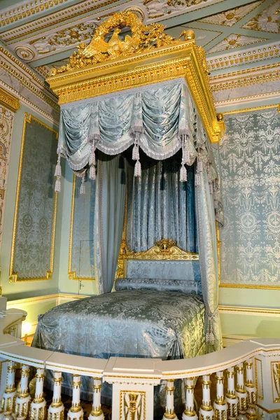 Saint-Petersburg, Rusya-23 Ağustos 2011: Açık yatak Gatchina Sarayı. Müze rezerv Gatchina Sarayı ziyaret.